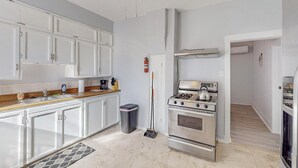 Private kitchen - Charming 1-bedroom house in marvelous Albuquerque with WiFi, AC (albaquerque)