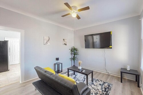 Charming 1-bedroom house in marvelous Albuquerque with WiFi, AC