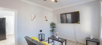 Charming 1-bedroom house in marvelous Albuquerque with WiFi, AC