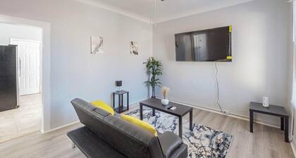 Charming 1-bedroom house in marvelous Albuquerque with WiFi, AC