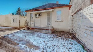 A single-story house with a front porch and a small front yard. - Charming 1-bedroom house in marvelous Albuquerque with WiFi, AC (albaquerque)