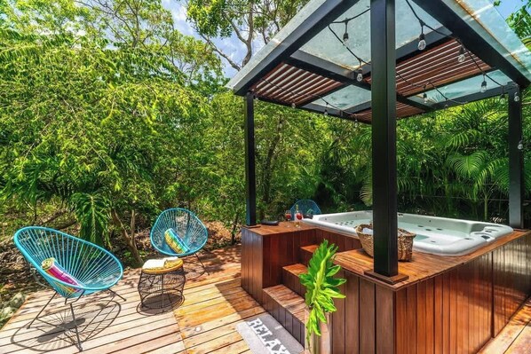 Outdoor spa tub