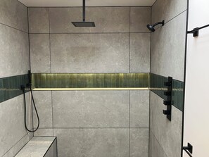 Dusche, Haartrockner, Bidet, Handtücher