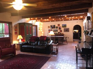 Smart TV, fireplace, DVD player, books - Traditional southwestern adobe home with many recent upgrades. Close to Balloons (Corrales)