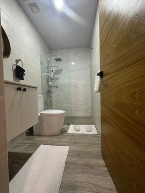 Dusj, hårføner, håndklær og såpe