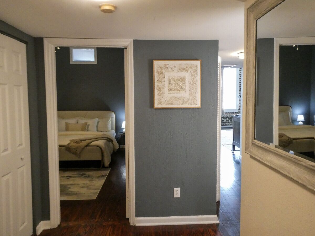 2 dormitorios, tabla de planchar con plancha, cuna de viaje