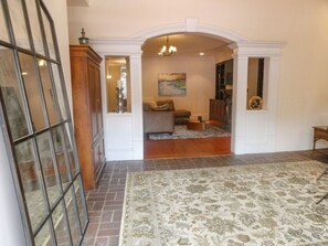 Interior - Spacious rooms overlooking famous Savannah streets (Savannah)