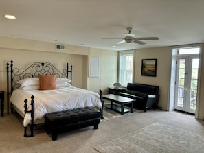 3 bedrooms, desk, iron/ironing board, travel cot - Spacious rooms overlooking famous Savannah streets (Savannah)