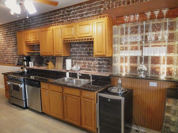 Køleskab, mikrobølgeovn, ovn, kogeplade