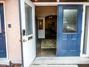 Exterior detail - Spacious rooms overlooking famous Savannah streets (Savannah)
