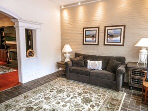 Smart-TV, Kamin, Videospiele, Bücher