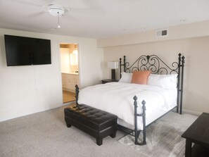 3 bedrooms, desk, iron/ironing board, travel crib - Spacious rooms overlooking famous Savannah streets (Savannah)