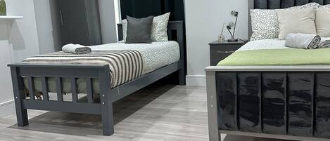 2 عدّة غرف نوم ومكواة/لوح كي وواي فاي وملاءات أسرّة