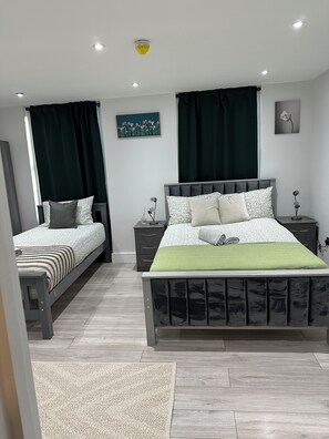 2 bedrooms, iron/ironing board, WiFi, bed sheets - Guest&Rest Elite  (London)