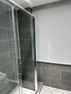 Haartrockner, Handtücher, Toilettenpapier