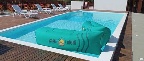 Piscine extérieure, parasols de plage, chaises longues