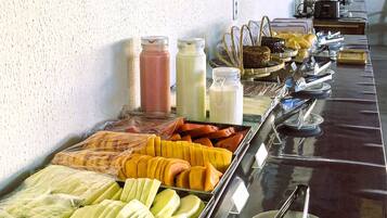 Café da manhã com buffet grátis todos os dias