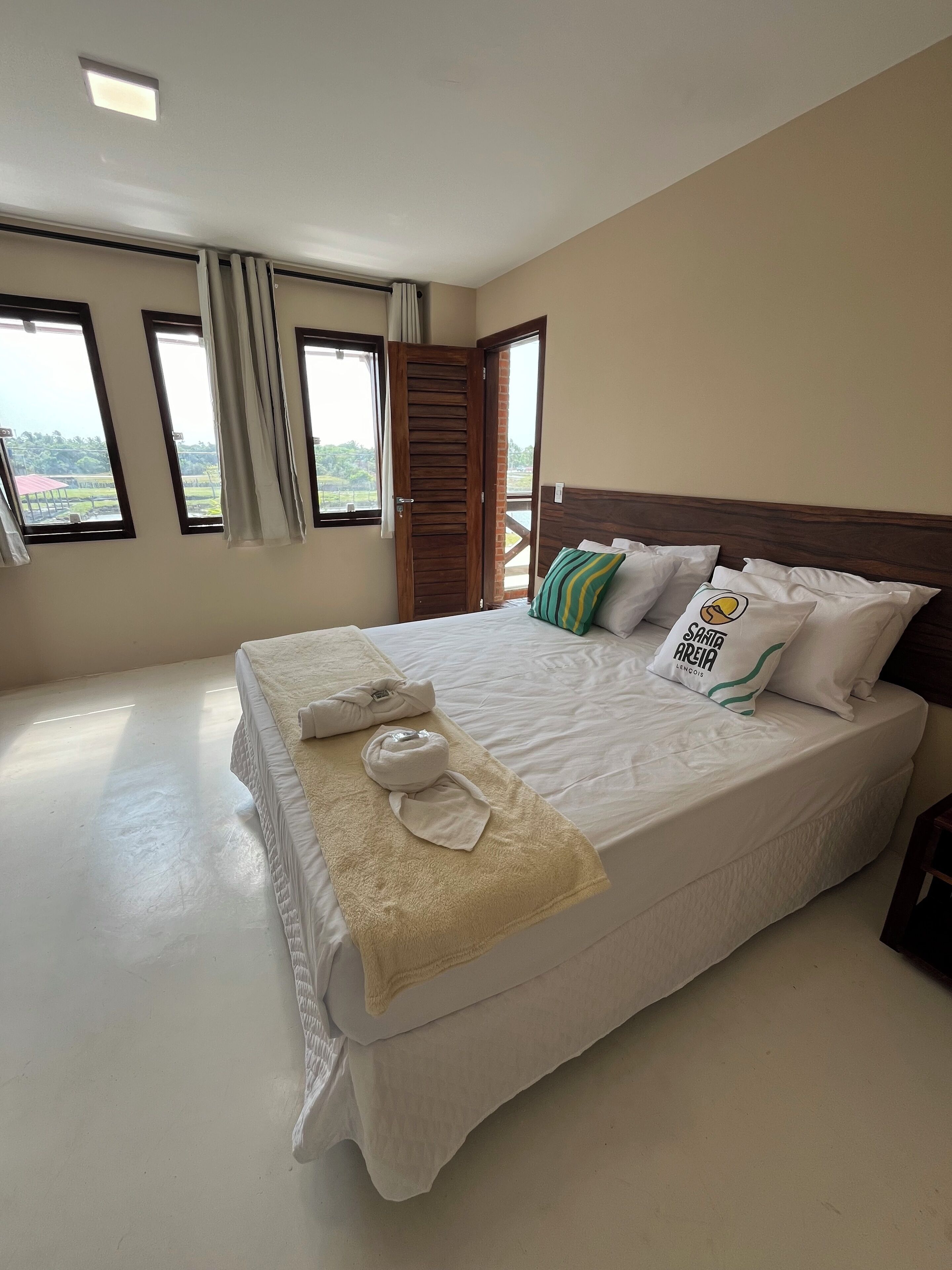 Quarto casal superior, 1 cama Queen, varanda coberta, vista para a cidade | Frigobar, Wi-Fi de cortesia, roupa de cama