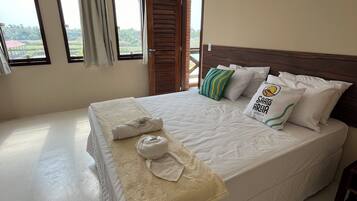 Quarto casal superior, 1 cama Queen, varanda coberta, vista para a cidade | Frigobar, Wi-Fi de cortesia, roupa de cama