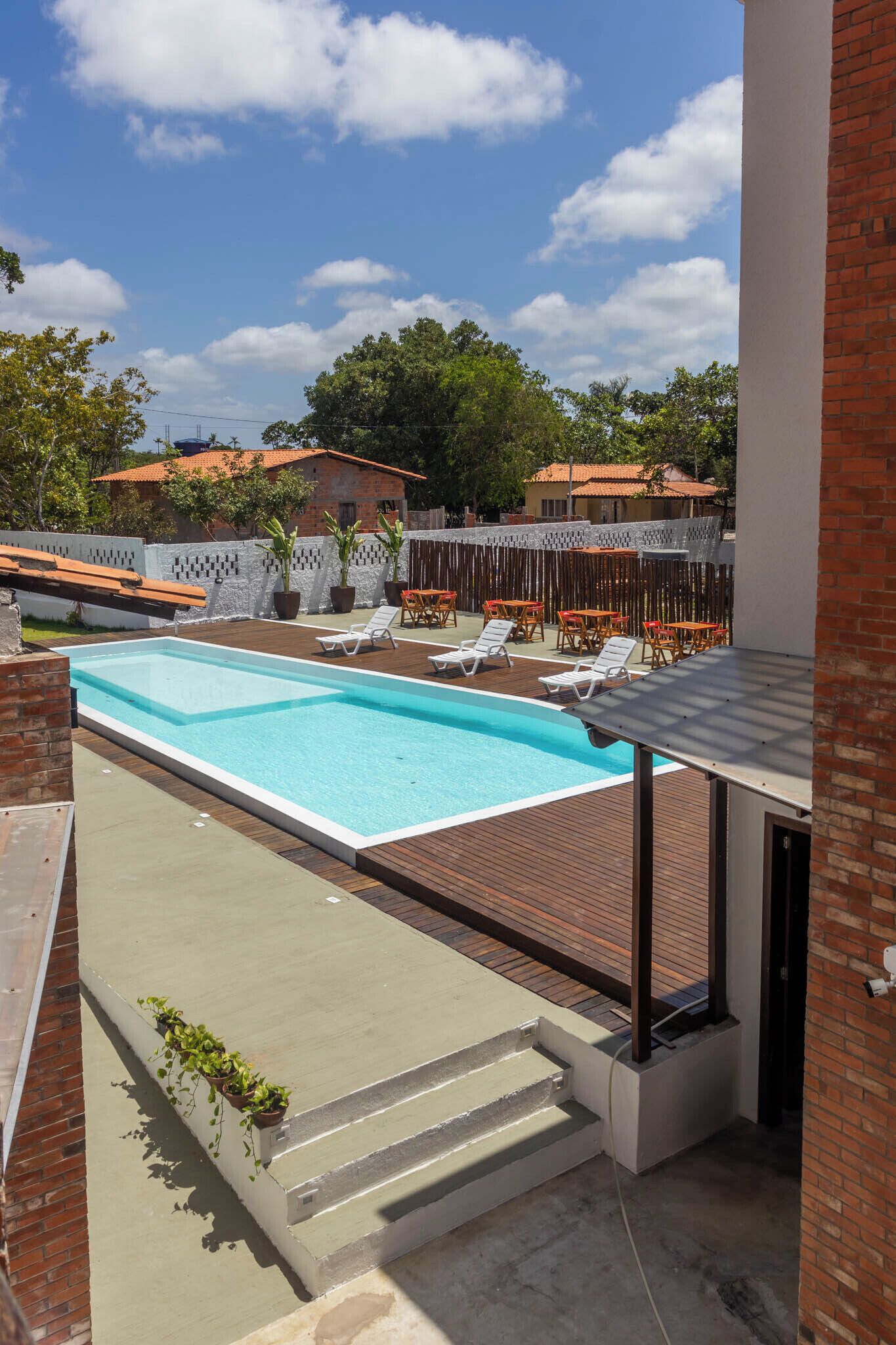 Una piscina al aire libre (de 09:00 a 20:00), sombrillas, tumbonas