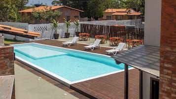 Piscina externa, funciona das 9h às 20h, guarda-sóis, espreguiçadeiras