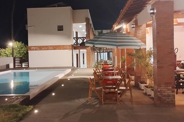 Utendørsbasseng, bassengparasoller og solsenger