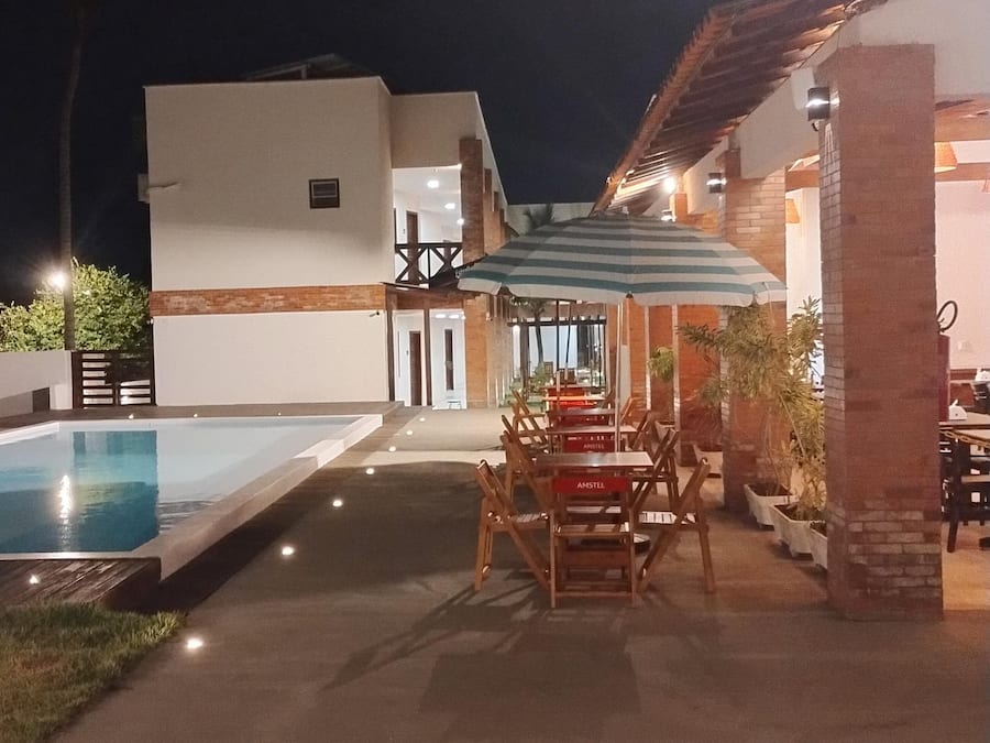 Piscina all'aperto, ombrelloni da piscina, lettini