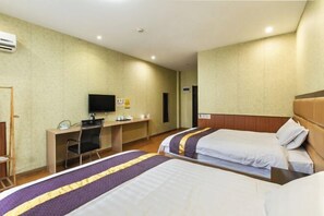 A hotel room with two beds, a desk, a chair, a television, and an air conditioning unit. - Yijia Business Hotel (Taizhou)