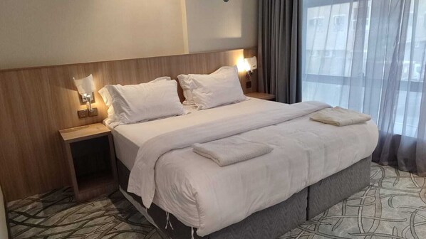 Caja de seguridad en la habitación y escritorio