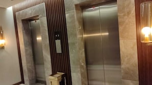 Un ascensor moderno con una pantalla digital que indica el piso 43.