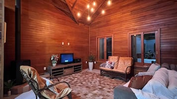 Smart-TV, Kamin, Stereoanlage, Computerbildschirme