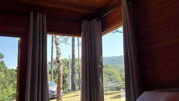 3 dormitorios, escritorio, tabla de planchar con plancha y cuna de viaje