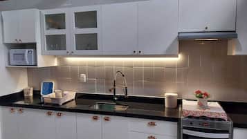 Refrigerador, microondas, horno y parrilla de estufa