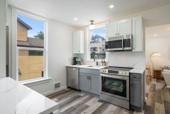 Kühlschrank, Mikrowelle, Ofen, Herdplatte