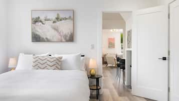 Escritorio, tabla de planchar con plancha, wifi y ropa de cama