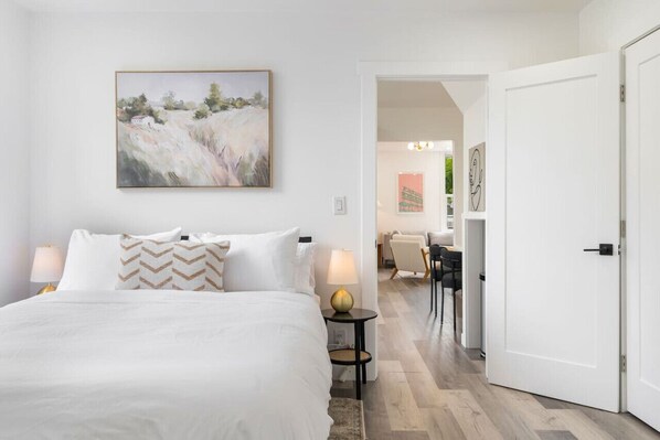 Escritorio, tabla de planchar con plancha, wifi y ropa de cama