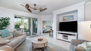 Living area - Fort Myers condo1 mile from beach! Available December 2024, April 2025-Oct 2025 (Fort Myers)