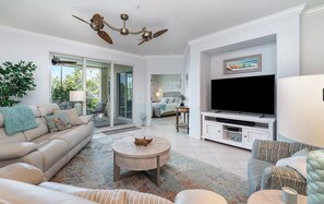 Living area - Fort Myers condo1 mile from beach! Available December 2024, April 2025-Oct 2025 (Fort Myers)