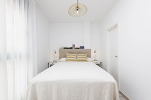 2 habitaciones, edredón, decoración personalizada y muebles diferentes 