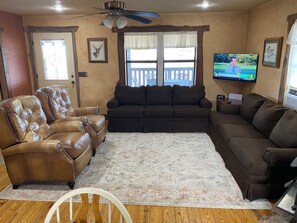 Living area - Charming 2-bedroom farmhouse in Shamrock, TX (Shamrock)