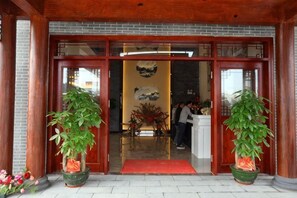 Unclassified image, 4 of 30, button - Tongjing Hotel (Renhua)