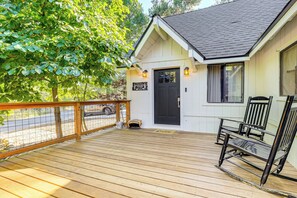 Terrace/patio - Hike, Ski & Fish: Charming Cabin in Twain Harte! (Twain Harte)
