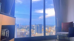 Una habitación con un amplio ventanal que ofrece vistas a la ciudad.