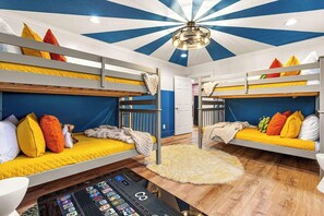 6 bedrooms, desk, iron/ironing board, travel cot - Luxury Asheville Oasis - Sauna - Movie Theater (Asheville)