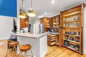 Réfrigérateur, micro-ondes, four, plaque de cuisson