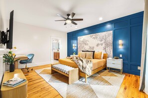 6 Schlafzimmer, Schreibtisch, Bügeleisen/Bügelbrett, Reisekinderbett