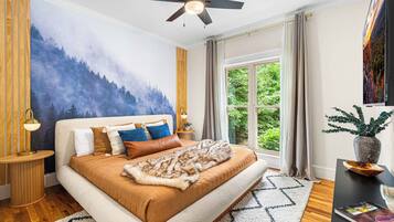 6 bedrooms, desk, iron/ironing board, travel cot