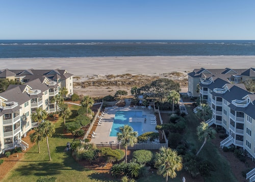 1 Bedroom Oceanfront Condo with a Community Pool