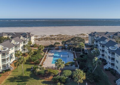 1 Bedroom Oceanfront Condo with a Community Pool