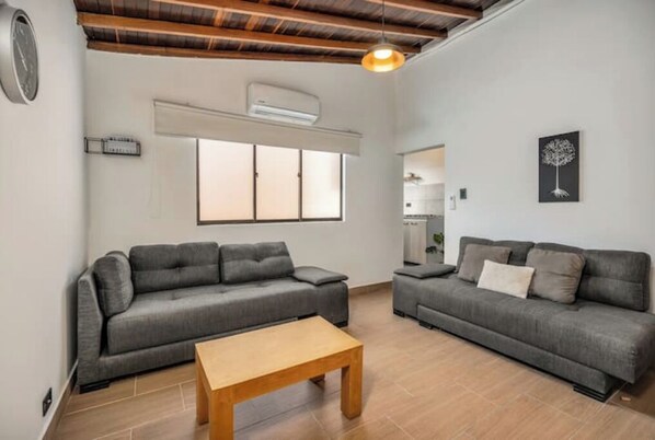 Living area - Renovated Apt.#2a. Great location! Terrace! A/C!
(Medellín)